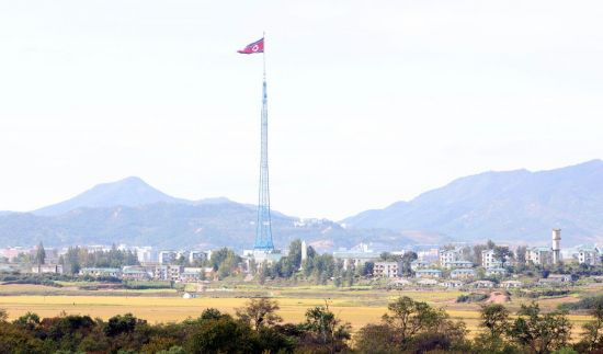 경기 파주시 판문점 3초소에서 바라본 북한의 기정동 마을 내 문화회관에 인공기가 펄럭이고 있다. [이미지출처=연합뉴스]