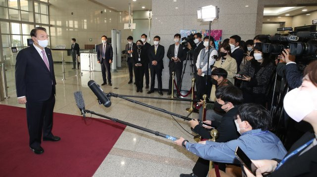 윤석열 대통령이 10일 오전 서울 용산 대통령실 청사로 출근하며 취재진과 도어스테핑을 하고 있다. 2022.11.10 사진공동취재단