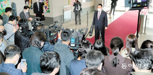 윤석열 대통령이 10일 서울 용산 대통령실 청사로 출근해 기자들의 질문에 답하고 있다. 윤 대통령은 이날 이번 동남아 순방에서 
MBC 출입기자의 대통령 전용기 탑승을 불허한 것에 대해 “대통령이 많은 국민들의 세금을 써가며 해외 순방을 하는 것은 그것이 
중요한 국익이 걸려 있기 때문”이라고 했다. 양회성 기자 yohan@donga.com