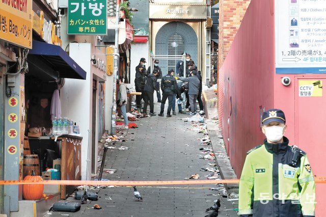 7일 오후 서울 용산구 이태원 핼러윈 참사 현장에서 경찰과 국립과학수사연구원 관계자 등이 현장감식을 하고 있다. 대형 재난 발생 시 많은 생명을 살릴 수 있도록 재난응급의료시스템을 다시 점검해봐야 한다. 동아일보DB