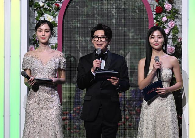 제66회 2022 미스코리아 선발대회의 사회는 방송인 김태진과 2019 미스코리아 '미' 신혜지(왼쪽), 신윤아가 맡았다. 한국일보 DB