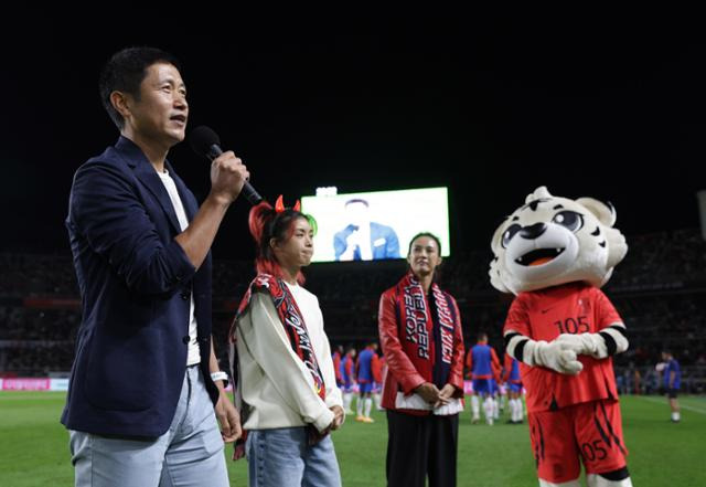 2023 아시아축구연맹(AFC) 아시안컵 유치 알림 대사인 이영표(맨 왼쪽) 강원FC 대표가 동료 대사인 아이키(가운데), 박선영과 함께 지난 9월 23일 경기 고양종합운동장에서 열린 대한민국과 코스타리카 국가대표 평가전에서 아시안컵 유치 홍보를 하고 있다. 축구협회 제공