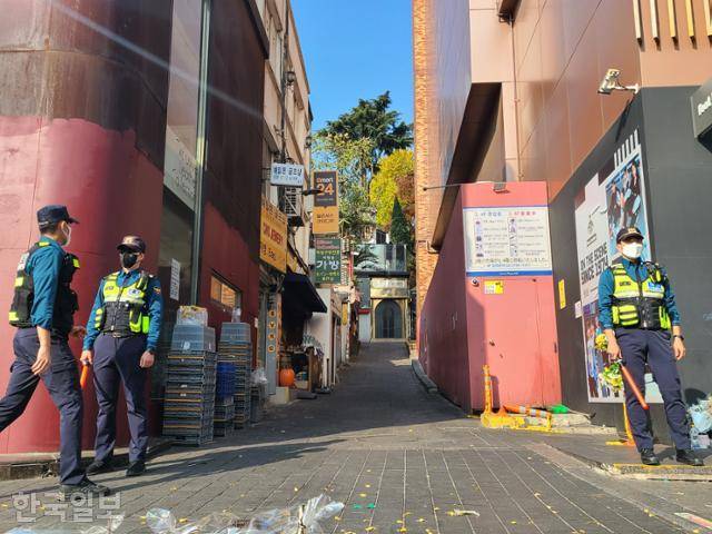 지난달 29일 이태원 참사 직후 설치된 골목 앞 폴리스 라인이 11일 철거됐다. 157명이 희생된 참사 현장이다. 이유진 기자