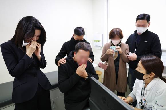 윤석열 대통령 부인 김건희 여사가 10일 이태원 참사로 서울 이대목동병원에서 투병 중 뇌사 판정 소견을 받고 장기 기증을 결정한 국군 장병 가족들을 찾아 위로하고 있다. [사진=대통령실]