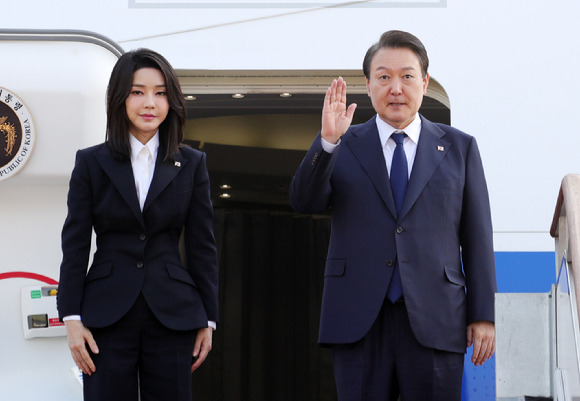 아세안 및 G20 정상회의 참석 등 동남아 순방을 위해 출국하는 윤석열 대통령과 부인 김건희 여사가 11일 경기도 성남 서울공항에서 공군 1호기에 올라 인사하고 있다. 2022.11.11. [사진=뉴시스]