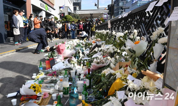 31일 오후 서울 용산구 지하철 6호선 이태원역 1번 출구 앞에 마련된 '핼러윈 인파' 압사 사고 희생자 추모 공간에서 시민이 추모하고 있다. [사진=김성진 기자]