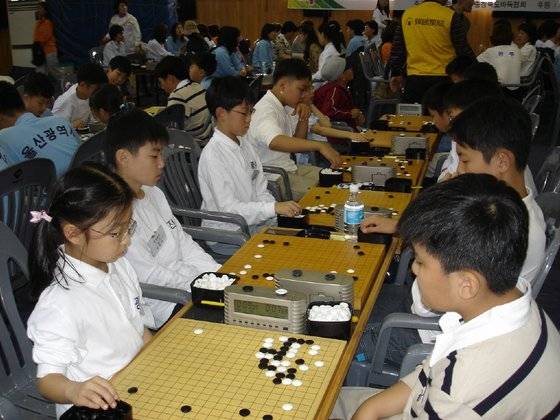 최정 9단(사진 왼쪽 가장 앞)이 초등학교 2학년 때 전국소년체전에서 출전해 대국 중인 모습. [사진 한국기원]