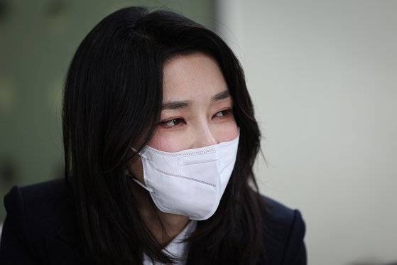 윤석열 대통령 부인 김건희 여사가 10일 서울 이대목동병원 중환자실에서 이태원 참사로 뇌사 판정 소견을 받은 뒤 장기 기증을 결정한 국군 장병 가족들을 찾아 위로하고 있다. 김 여사는 지난 2일에도 해당 장병과 가족들을 찾아 위로한 바 있다. 사진 대통령실