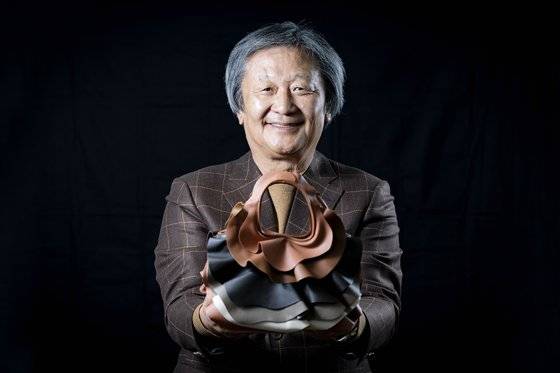 박은관 시몬느 회장이 9일 오후 경기도 의왕 시몬느 본사에서 중앙일보와 인터뷰 했다. 87년 아시아 최초 럭셔리 핸드백 브랜드를 지향하며 창업한 그는 40년 만에 세계 시장점유율 10%를 차지하는 기업을 일궜다. 전민규 기자