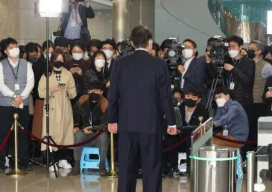 President Yoon Suk-yeol has an informal meeting with the press on his way to work at the Office of the President in Yongsan, Seoul on the morning of November 10. Office of the President press photographers