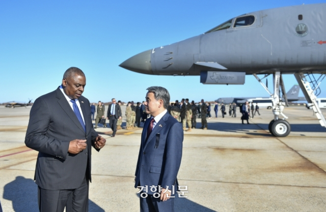 이종섭 국방장관(오른쪽)이 워싱턴 D.C 인근 메릴랜드주 소재 미국 앤드루스 공군기지를 방문해   로이드 오스틴 미 국방장관으로부터 B-52와 B-1B의 작전운용에 대해 설명을 듣고 있다. 국방부 제공