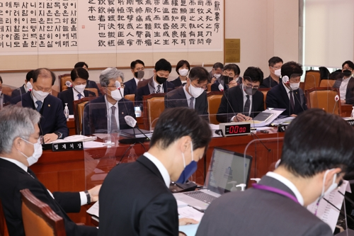 7일 국회에서 열린 법제사법위원회 전체회의에 참석자들이 앉아 있다. <연합뉴스>