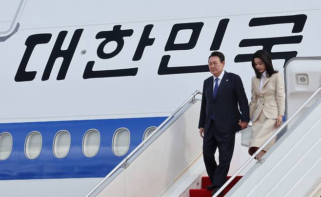 동남아 순방에 나선 윤석열 대통령과 김건희 여사가 11일 오후 한·아세안 정상회의 참석을 위해 캄보디아 프놈펜 국제공항에 도착, 공군 1호기에서 내리고 있다. [연합]