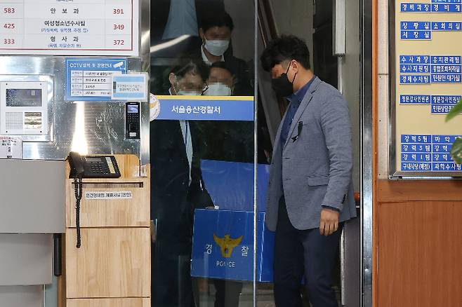 2일 오후 서울 용산경찰서에서 압수수색을 마친 경찰 특별수사본부(특수본) 관계자가 청사에서 나오고 있다. 연합뉴스