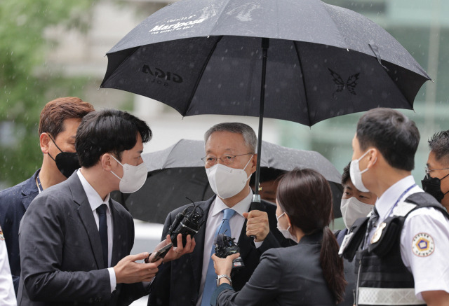 문재인 정부 초기 산업부 산하 발전 공기업 기관장 등의 사퇴를 강요한 혐의를 받는 백운규 전 산업통상자원부 장관이 지난 6월 서울동부지법에서 열린 구속 전 피의자 심문(영장실질심사)에 출석하고 있다. 연합뉴스