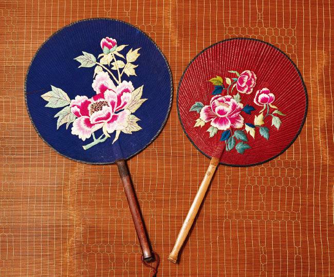 목단수혼선(牧丹繡婚扇). 조선시대. 혼인할 때 신부들이 사용했다. 목단을 부채에 장식한 이유는 부귀영화를 기원하기 위함이다.