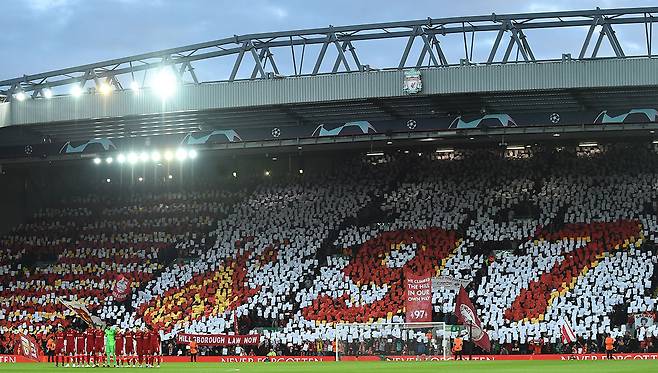 4월13일 리버풀 팬들이 챔피언스리그 8강 축구 경기에 앞서 힐즈버러 참사 희생자들을 추모하고 있다. ⓒEPA