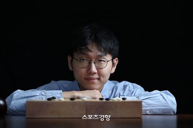 한국 바둑의 최강자 신진서 9단이 9일 한국기원에서 스포츠경향과 인터뷰한 뒤 포즈를 취하고 있다.   정지윤 선임기자