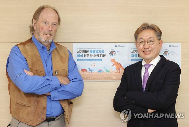 마틴 로클리 교수와 임종덕 자연문화재연구실장 (서울=연합뉴스) 이재희 기자 = 미국 콜로라도 대학교 마틴 로클리 명예교수(왼쪽)와 임종덕 문화재청 국립문화재연구원 자연문화재연구실장이 10일 오후 서울 종로구 고궁박물관 별관에서 열린 '세계적인 공룡발자국 화석 전문가 초청 강연'에 앞서 포즈를 취하고 있다. 2022.11.10 scape@yna.co.kr