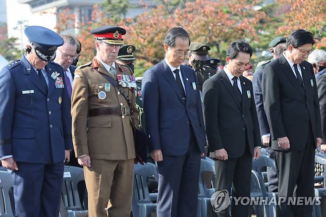 UN참전용사를 위한 묵념 (부산=연합뉴스) 김승두 기자 = 한덕수 국무총리와 앤드류 해리슨 유엔군 부사령관 등 참석자들이 11일 부산 남구 UN기념공원에서 열린 UN참전용사 국제추모식에서 유엔참전용사를 위해 1분 동안 사이렌을 울리며 묵념하고 있다. 2022.11.11 kimsdoo@yna.co.kr