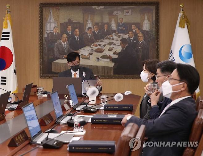 한은 금융통화위원회 정기회의 (서울=연합뉴스) 이창용 한국은행 총재가 지난달 12일 오전 서울 중구 한국은행에서 열린 금융통화위원회 정기회의를 주재하고 있다. 2022.10.12 [사진공동취재단] photo@yna.co.kr