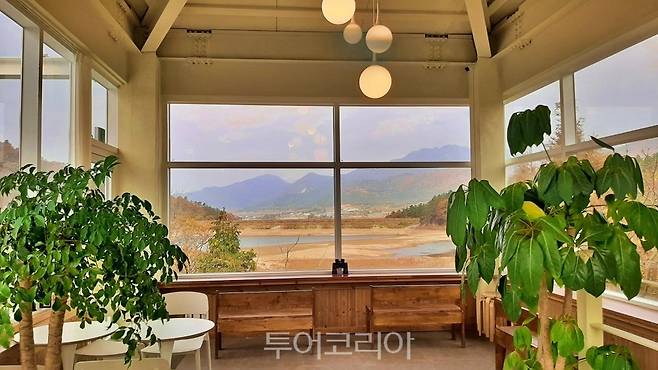 해남 문가든 카페에서 흑석산과 오류제 등 주변 풍광을 즐길 수 있다. 