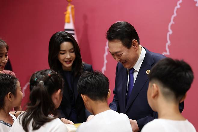 <YONHAP PHOTO-0083> 빼빼로 선물받는 윤 대통령 내외     (프놈펜=연합뉴스) 안정원 기자 = 윤석열 대통령과 김건희 여사가 11일(현지시간)  캄보디아 프놈펜 한 호텔에서 열린 동포 만찬 간담회를 마친 뒤 라온제나 다문화가정 어린이 합창단원들로부터 떡빼빼로를 선물받고 있다. 2022.11.11     jeong@yna.co.kr/2022-11-12 00:23:18/ <저작권자 ⓒ 1980-2022 ㈜연합뉴스. 무단 전재 재배포 금지.>