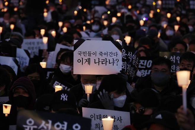 5일 오후 서울 중구 세종대로 시청역 인근에서 촛불행동 주최로 열린 '이태원 참사 희생자 추모 시민 촛불' 집회에서 시민들이 진상 규명 및 책임자 처벌 등을 촉구하고 있다. ⓒ데일리안 홍금표 기자