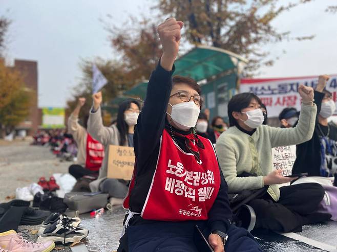 덕성여대 청소노동자들이 지난 9일 집회를 열고 학교 측 안이 구조조정 시도라고 비판했다.