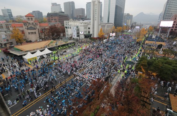 [서울=뉴시스] 김근수 기자 = 12일 오후 서울 세종대로에서 민주노총 등 진보단체와 자유통일당 등 보수단체가 참가한 집회가 동시에 진행되고 있다. 2022.11.12. ks@newsis.com /사진=뉴시스