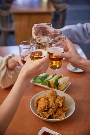 술로 숙취해소를 하는 건 불가능하다. 습관적으로 해장술을 마신다면, 알코올 중독을 의심해야 한다. /게티이미지뱅크