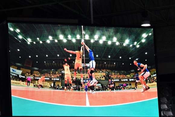 지난 9일 KB손해보험과 현대캐피탈의 경기 2세트 18-18에서 KB손해보험 세터 황택의가 상대 코트로 공이 넘어가기 전 한 손으로 공을 연결한 모습. [사진=한국배구연맹(KOVO)]