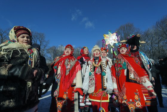 우크라이나 전통 복장을 한 시민들이 1월 7일 성탄절을 기념하는 모습. EPA=연합뉴스