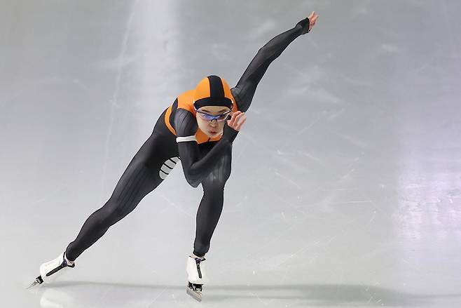 지난 10월 19일 오후 서울 노원구 태릉국제스케이트장에서 열린 제57회 전국남녀 종목별 스피드스케이팅 선수권대회 겸 국제대회 파견선발전 여자부 500m 결승에서 김민선(의정부시청)이 질주하고 있다. [연합]