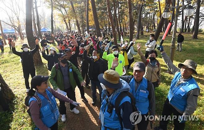 소나무 숲 걸어요 (강릉=연합뉴스) 유형재 기자 = 12일 경포호를 중심으로 한 강릉 바우길에서 걷기 행사가 펼쳐져 가족과 친구, 연인, 동료 등 많은 시민이 호숫가를 걸으며 늦가을의 정취를 만끽하고 있다.
    이날 걷기 행사는 강릉시와 사단법인 강릉 바우길이 교통올림픽으로 불리는 '2026 ITS(지능형 교통체계) 세계총회' 유치를 기념하고 성공적인 개최 준비와 시민의 화합과 건강을 모색하고자 마련됐다. 2022.11.12 yoo21@yna.co.kr