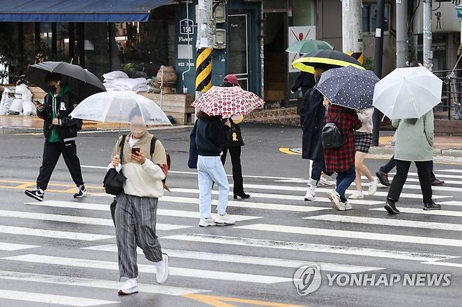 우산 쓴 시민들 [연합뉴스 자료사진]