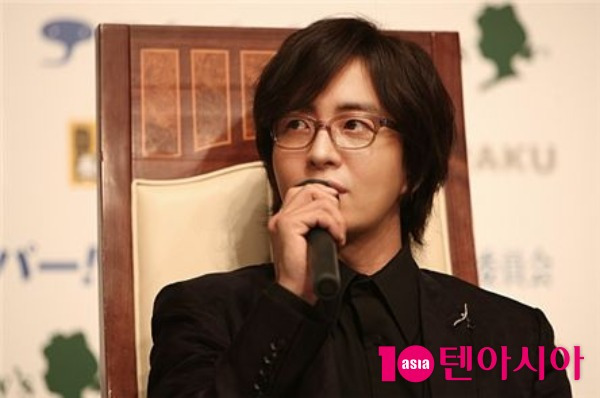 Actors Bae Yong-joon and Park Soo-jins retirement from the entertainment industry seems to be solidifying. Although it was difficult to return after the controversy over Nikkei preference six years ago, they did not officially announce their retirement.However, it is interpreted that there is no meaning in the activity because of the fact that I moved to Hawaii after folding my life in Korea, the arrangement of the enter business, and the sale of the official website.On the 13th, it was announced that Bae Yong-joons homepage domain was on sale. Bae Yong-joons last work activity was a special appearance of KBS2 drama Dream High which he produced.An entertainment official said, Bae Yong-joons symbolic homepage is no longer managed.Bae Yong-joon has no management subject, and Bae Yong-joon is also an entertainer and has little interest in external activities. Bae Yong-joon debuted in 1994 as a drama Greetings of Love and became very popular with Young Mans Sunny, First Love, Barefoot Youth and Hotelier.In particular, Winter Sonata became a hit in 2002, and it became a star not only in Korea but also in Japan and all over Asia. Bae Yong-joon was called Yonsama in Japan and enjoyed global popularity as the first generation Korean wave star.Bae Yong-joon returned to the drama Taewangsashingi in 2007.Bae Yong-joon founded the entertainment agency BOF in 2004.Bae Yong-joon became the largest shareholder by investing KRW 9 billion in the rights offering of KOSDAQ company AutoWinTech, and changed its name to Keyeast Entertainment.Keyeast Entertainment is a company of Bae Yong-joon.Bae Yong-joon has grown into an actor agency by recruiting many actors and handed over the Keyeast Entertainment Harvard Business School to SM in 2018.Bae Yong-joon became a major shareholder of SM by exchanging Harvard Business School rights and SM shares.At that time, Bae Yong-joon handed over Keyeast Entertainment to SM and earned about 40 billion won.In July 20015, Bae Yong-joon married Park Soo-jin, an actor from Suga.Park Soo-jin gave birth to her first child a month earlier than scheduled in October 2016, and the baby was admitted to the neonatal intensive care unit (NIQ) at Samsung Medical Center.At that time, the protector of the babies who were in Nikyu with Park Soo-jins child dismissed Park Soo-jin and the hospitals Nikyu preference controversy.Park Soo-jins parents came to visit Nikyu and pointed out that they had forbidden activities such as buying snacks and presenting them to medical staff.Park Soo-jins baby was healthy, but he did not leave A cell.Park Soo-jin admitted that his parents entered the intensive care unit and that the number of visits was more frequent than usual.Park Soo-jin apologized, It was my first birth, and I came out a little early in the world, so my judgment was blurred and I could not make the right decision. I am deeply reflecting on that part. I am sorry.At that time, Bae Yong-joon did not give any position. No matter how much entertainment activities were stopped, Bae Yong-joon was also the babys father.Public opinion about the couple was not good, and Bae Yong-joon and Park Soo-jin were uncomfortable with the sense of entitlement.Bae Yong-joon, Park Soo-jin The family resides in Hawaii. After marriage, the two stayed in Hawaii for a long time.The couple moved to the suburbs a few years ago because of their childrens education.Currently, Bae Yong-joon is an investor; he has invested in several companies since 2015, while Bae Yong-joon earns tens of billions of dollars and lives a wealthy life.Bae Yong-joon and Park Soo-jin are putting their weight on the opinion that they are liquidating their entertainment life and leaving the industry.