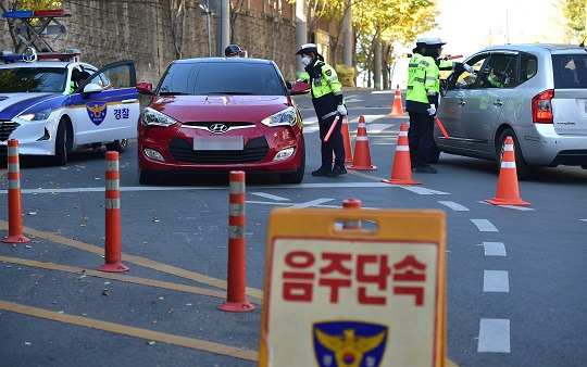 경찰관들이 음주단속을 하고 있다.