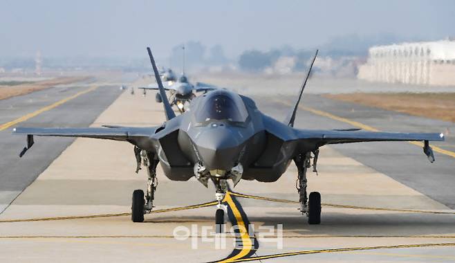 지난 1일 한미 공군의 연합공중훈련 ‘비질런트 스톰’ 훈련에 참가해 임무에 나선 미군 F-35B 전투기(앞)와 우리 공군 KF-16 전투기(뒤)가 군산기지 유도로를 지나고 있다. (사진=공군)