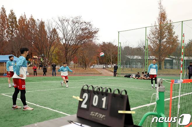 13일 오전 광주 첨단체육공원에서 제1회 광주·전남 족구인 한마당 대회가 진행되고 있다. 뉴스1 광주·전남본부가 주최하고 광주광역시족구협회가 주관하는 이번 대회에는 72개팀, 600여 명의 선수가 참여했다. 2022.11.13/뉴스1 ⓒ News1 이승현 기자