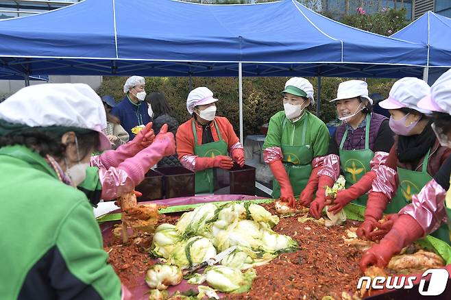 서대문구 새마을부녀회원들이 10일 서울 서대문구청 광장에서 열린 ‘사랑의 김장 나누기’ 행사에서 관내 취약계층 550세대와 사회복지시설에 전달할 김장 김치를 만들고 있다.(서대문구청 제공) 2022.11.10/뉴스1