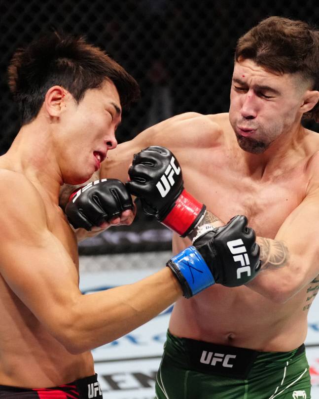 마이클 트리자노가 최승우의 얼굴에 펀치를 날리고 있다. 사진 | UFC