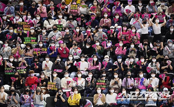 13일 오후 인천 삼산체육관에서 열린 프로배구 흥국생명과 도로공사의 경기. 경기장이 만원 관중으로 꽉 찬 가운데 다양한 응원문구가 적힌 팻말을 든 팬들이 경기를 지켜보고 있다. 인천=정재근 기자 cjg@sportschosun.com/2022.11.13/