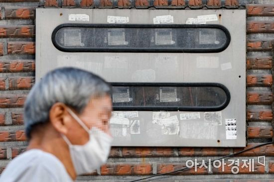 한국전력이 4분기 전기요금 연료비 조정단가 발표를 앞두고 있는 30일 서울 도봉구 주택가에 전기계량기가 설치돼 있다./강진형 기자aymsdream@