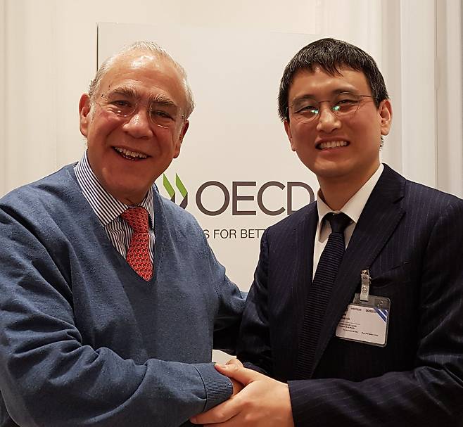 2018년 2월 앙헬 구리아 OECD 사무총장과 파리 특파원 시절의 본지 손진석 기자.