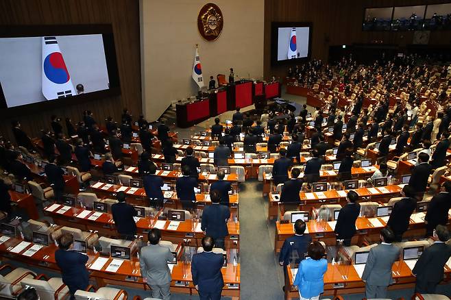 서울 여의도 국회에서 열린 제400회 국회(정기회) 제400-1차 본회의 개회식에서 김진표 국회의장과 여야 의원들이 국민의례를 하고 있다. /뉴스1