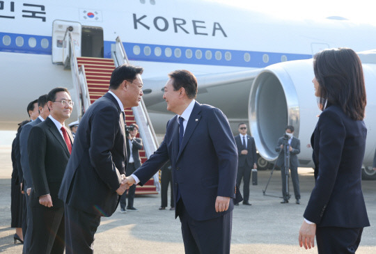 윤석열 대통령이 지난 11일 오전 아세안(동남아국가연합) 관련 정상회의 및 주요20개국(G20) 정상회의 등 다자회의 참석을 위해 성남 서울공항에 도착해  마중나와 있던 정진석 국민의힘 비대위원장과 악수하는 모습(사진=연합뉴스)