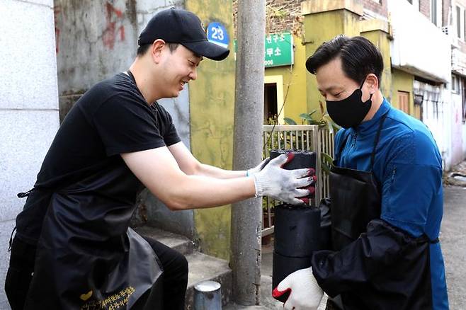 김이배 제주항공 대표가 지난 12일 오전 서울시 관악구 삼성동에서 진행한 연탄나눔 봉사활동에서 연탄을 나르고 있다.ⓒ제주항공