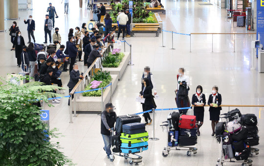 항공사들이 중국 노선 운항 재개와 증편에 나서고 있지만 제로코로나 정책 때문에 여객 회복이 더딘 것으로 나타났다. 사진은 인천공항의 모습. 연합뉴스