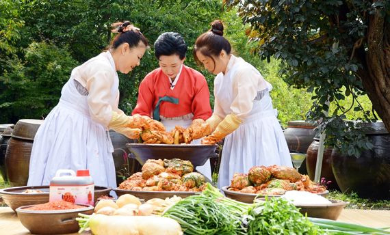 이하연 식품명인(가운데)이 소금과 새우젓을 줄인 김장 담는 방법을 시연해 보이고 있다.